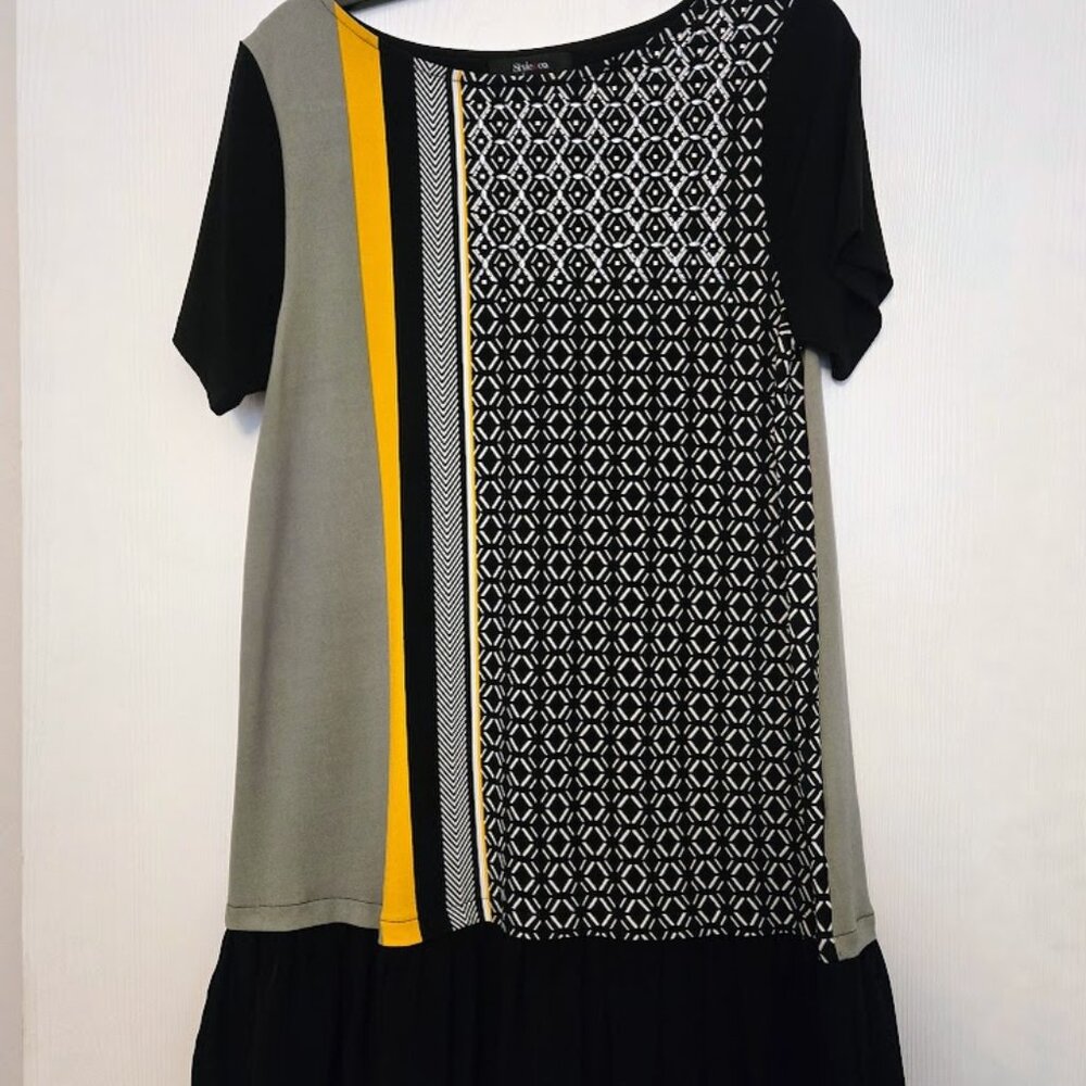Style & Co‎ black and gray multi patterned S/S tunic with ruffle hem. Size M